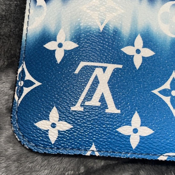 💙🤍🩵 AUTHENTIC LOUIS VUITTON BLUE & WHITE ESCALE WRISTLET- GORGEOUS🩵🤍💙 - Picture 10 of 13
